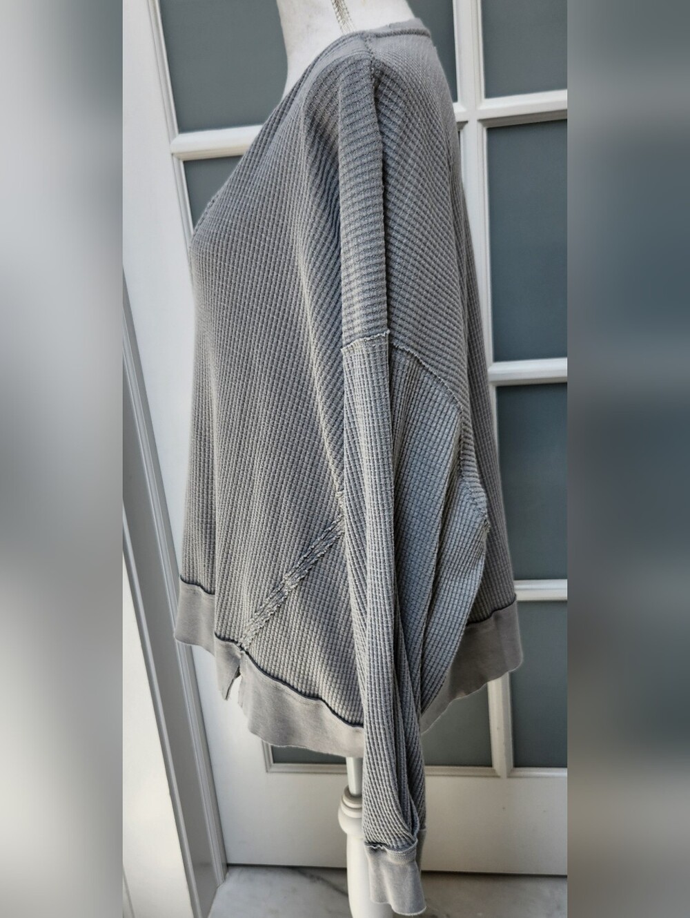 WE THE FREE Oversized L/S Grey Thermal Top EUC Like New - Picture 4 of 12